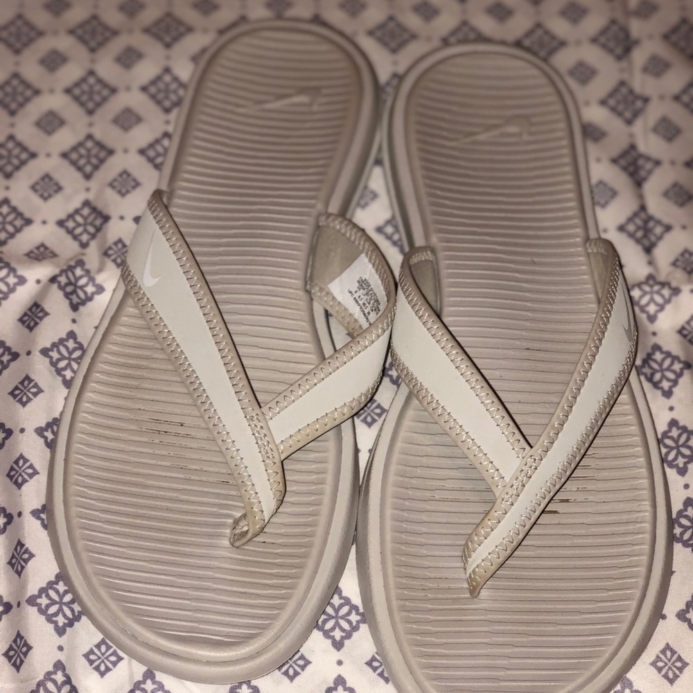 Barely worn Nike celso flip flops